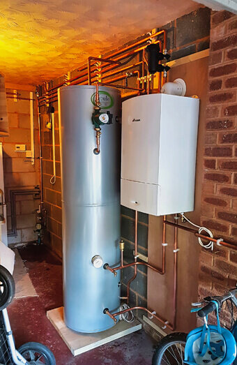 https://plumbergirrawheen.com.au/uploads/2025/06/hot-water-684599.jpg